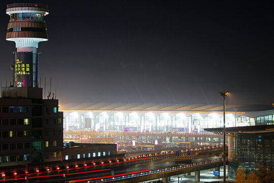 沈阳机场空管塔台和航站楼夜景