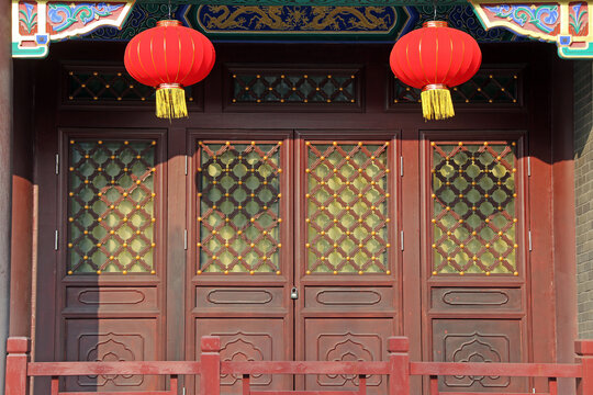 中式门窗户牖和红灯笼