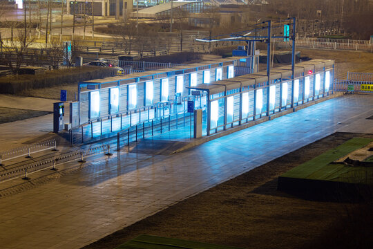 夜晚的机场有轨电车车站