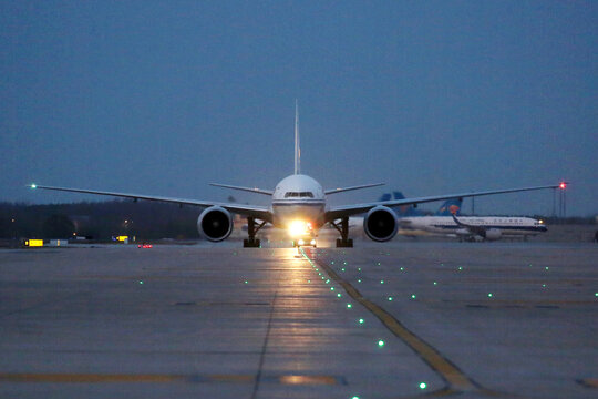 波音B777飞机和滑行指示灯