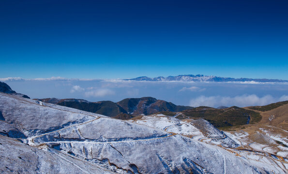 雪后高山云海奇观