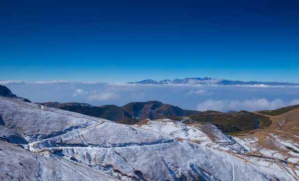 雪后高山云海奇观