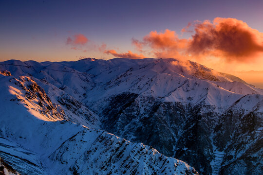 日照高山山峰晚霞雪景