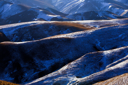 沟壑纵横残雪覆盖高山牧场