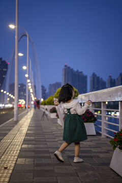 晚风桥边小女孩
