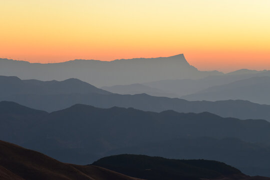 龙头山远山水墨晨曦