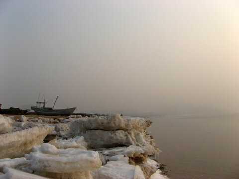 冬天海边冰封渔船萧条