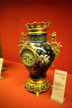 铜镀金饰兰瓷瓶式钟
