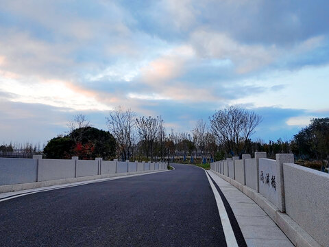 公路桥下坡段风景