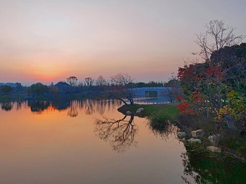 秋天湖边夕阳落日风光