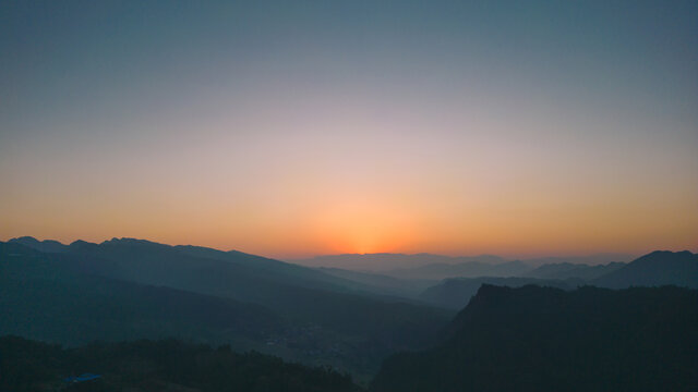 夕阳西下山峦倒影风景