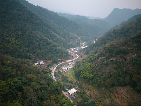 中都镇航拍郊外的山脉村庄风光