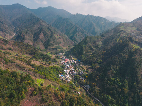 中都镇航拍郊外的山脉村庄风光