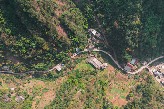 中都镇航拍郊外的山脉村庄风光