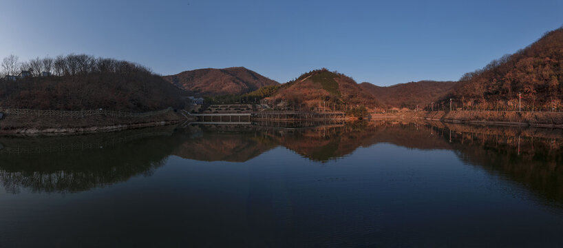 宽幅秋天的湖光山色图片