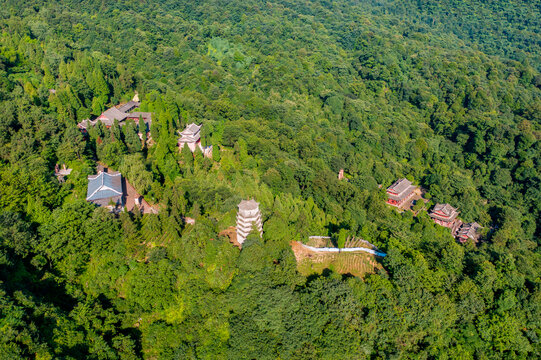 航拍夏天山川森林寺庙美丽风光