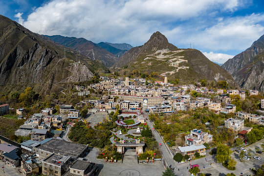 四川理县甘堡藏寨全景图