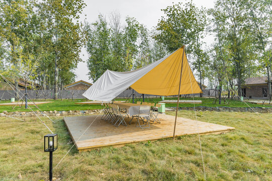 草地上的露营基地