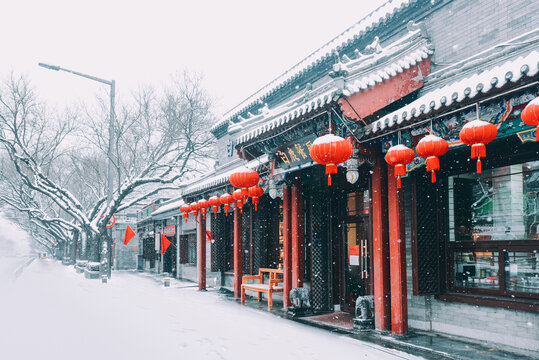 老北京白塔寺胡同雪景红灯笼