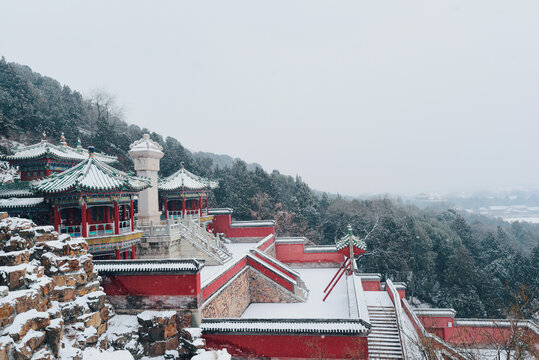 冬至雪景小雪冬季的红色建筑