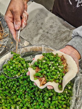 煎包子煎饼街头小吃