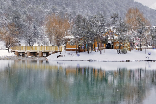 玉龙雪山蓝月谷雪景