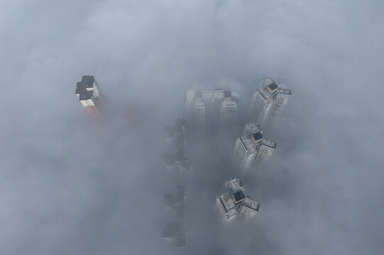 俯瞰雾中城市高层建筑