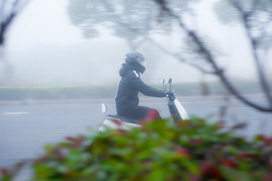 雾中的骑车行人