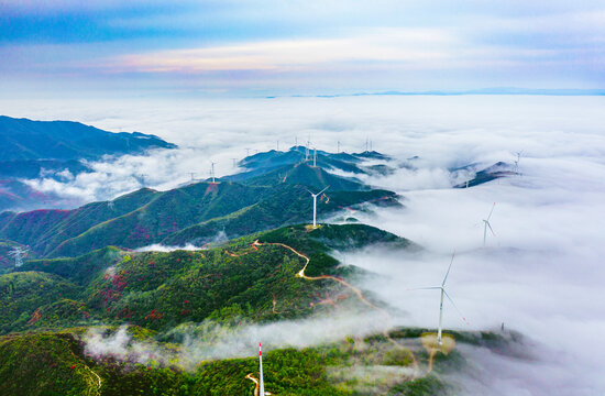 云海飘渺红叶似火美景