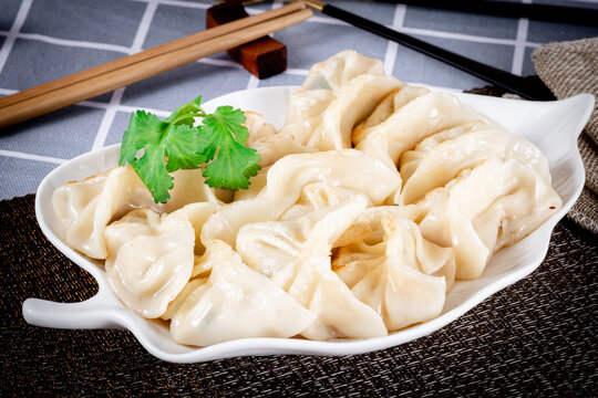 装在白色盘子里的煎饺