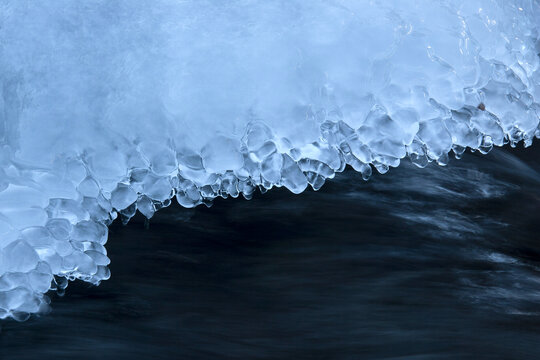 冰雪长白山下溪水的冰花