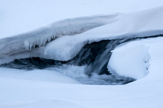 冬季长白山下冰雪覆盖的河流