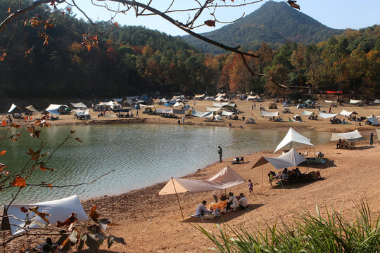 水库干涸成露营基地