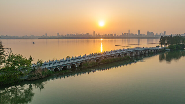 夕阳下的武汉东湖绿道