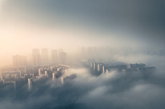 云雾中的城市建筑
