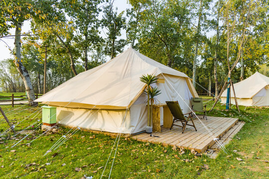 草地上的露营帐篷