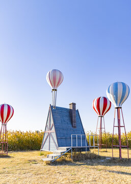 天津南湖公园里的房屋和热气球