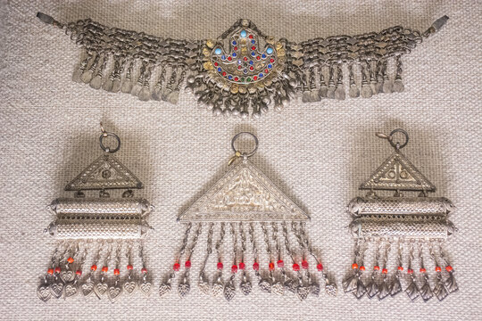 塔吉克族串珠银胸饰