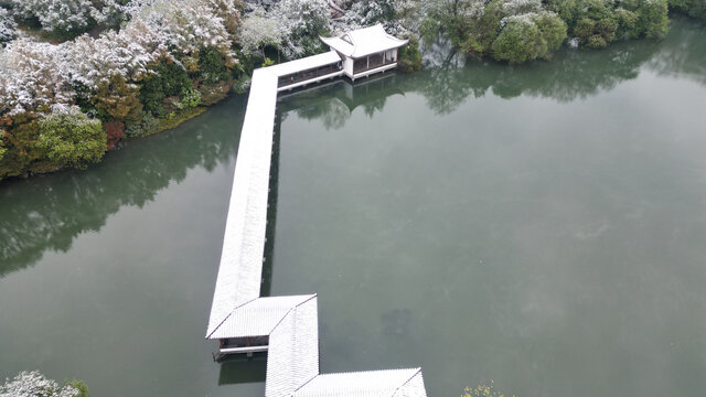 浴鹄湾廊桥楼阁雪景航拍