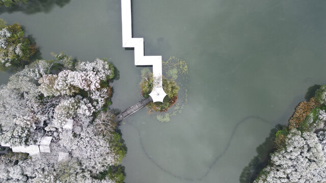 浴鹄湾廊桥湖面雪景航拍