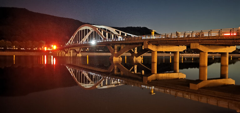 夜景桥梁倒影