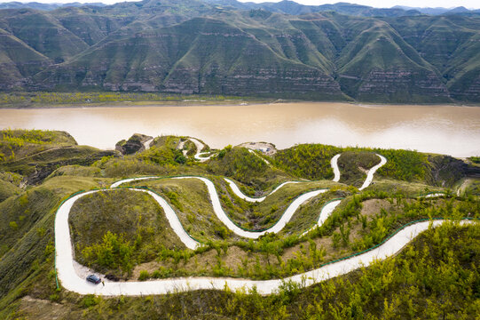 黄河岸盘山路