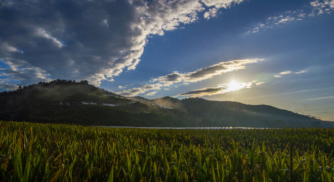 山村的日出