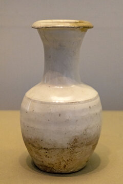 北宋白釉瓷瓶
