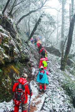 冬季冰雪户外探险穿越徒步旅行