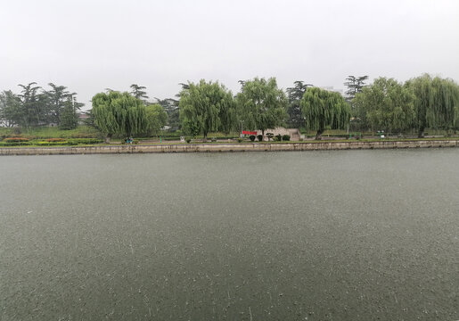 下雨的湖面