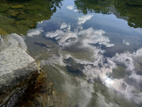 天然潭湖水倒影