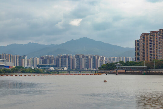 阴天江岸建筑风景