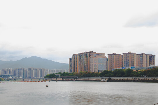 阴天江岸建筑风景