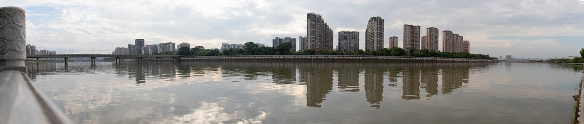 沿江宽幅城市风景